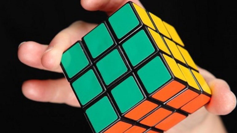 Γεωργία: 18χρονος έλυσε έξι κύβους του Ρούμπικ κάτω από το νερό και με… μια ανάσα