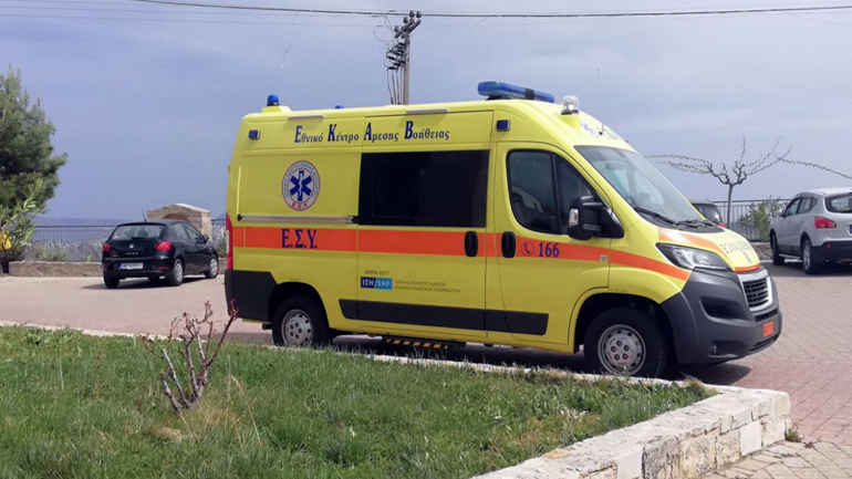 Ηλικιωμένος έπεσε από ταράτσα πάνω σε τέντα και κατέληξε σε βεράντα