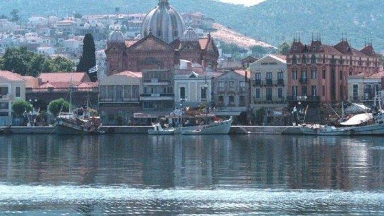 Μυτιλήνη: Γέμισε υπολείμματα σφαγής ζώων η αποβάθρα του λιμανιού