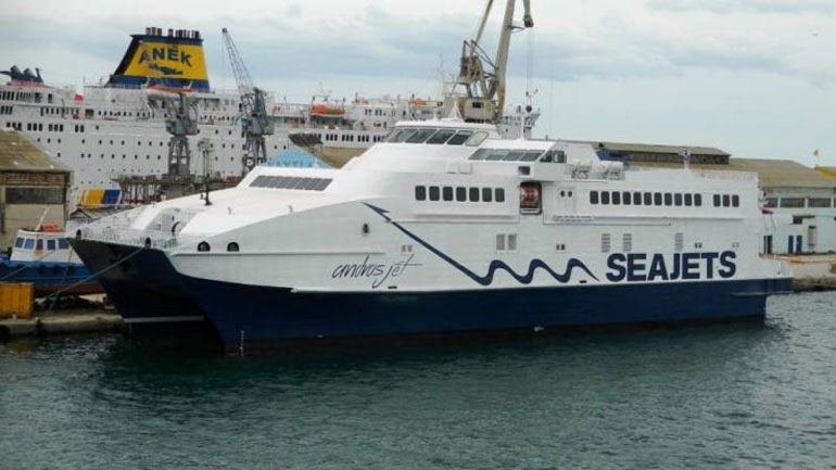 Άνδρος: Με τη βοήθεια ρυμουλκού αποκολλήθηκε το καταμαράν «Andros Jet»