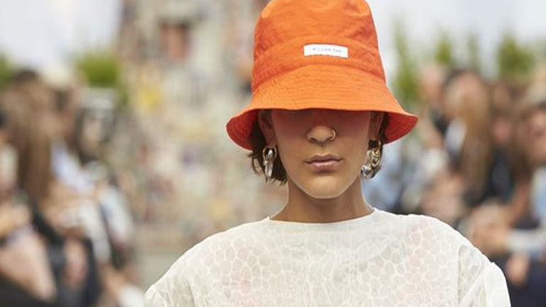 Το bucket hat είναι το επόμενο μεγάλο trend στον κόσμο της μόδας!