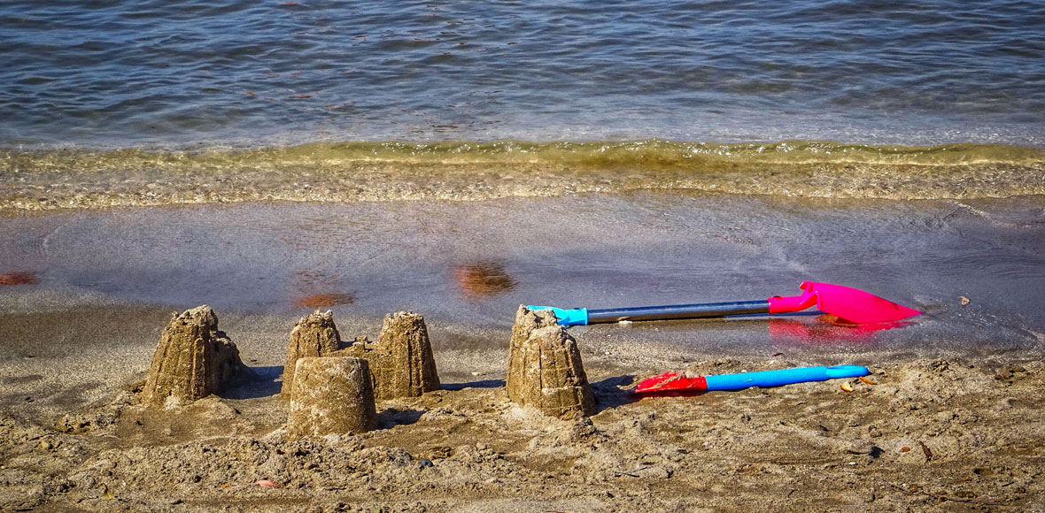 Τα κουβαδάκια σας και δρόμο για τη θάλασσα
