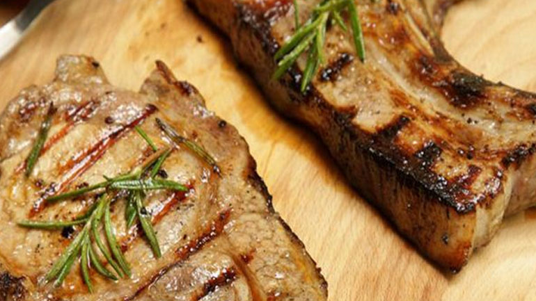 Χοιρινές μπριζόλες με λευκό κρασί και φασκόμηλο