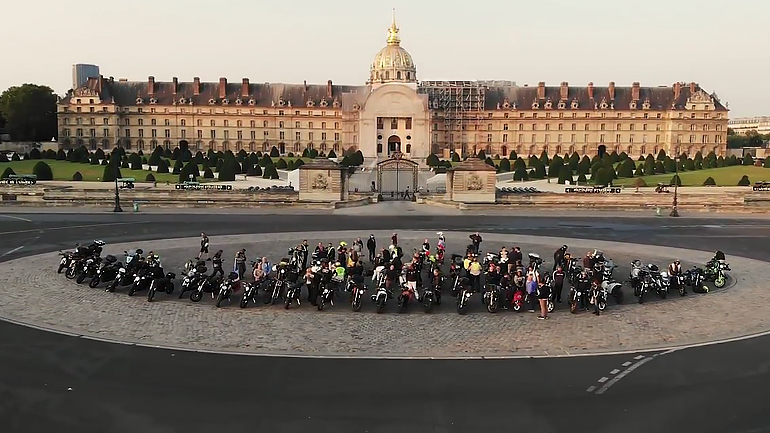 Μοτοβολτάροντας…ηλεκτρικά στο Παρίσι Μοτοβολτάροντας…ηλεκτρικά στο Παρίσι