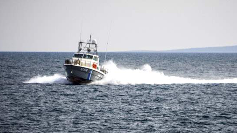 Έρευνες του λιμενικού στις Οινούσσες για τον εντοπισμό τριών ελληνοαμερικανών μετά την ανατροπή λέμβου