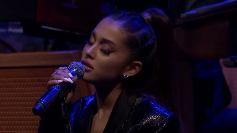 H Αριάνα Γκράντε τραγούδησε το «Natural Woman» της Aρίθα και ξέσπασε σε κλάματα