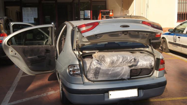 Βρήκαν το κλεμμένο του αυτοκίνητο αλλά το κατάσχεσαν γιατί είχε μέσα…144 κιλά κάνναβη