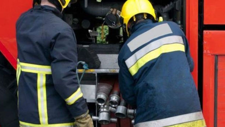 Πάτρα: Οι πυροσβέστες έσβηναν τη φωτιά και οι Ρομά τους έκλεβαν