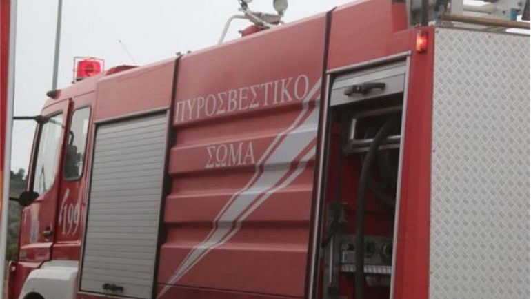 Οι πυροσβέστες έσβηναν τη φωτιά και οι Ρομά τους έκλεβαν