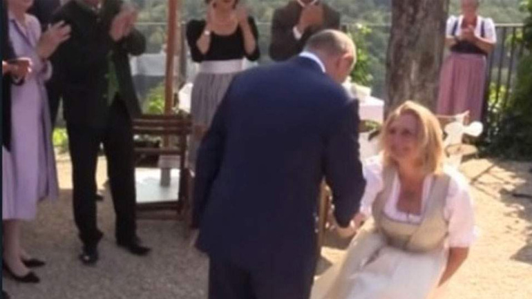 Αυστρία: Σάλος για την «υπόκλιση» της ΥΠΕΞ Κνάισλ μπροστά στον πρόεδρο της Ρωσίας