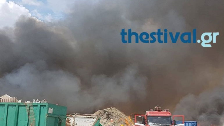 Συνεχίζεται η προσπάθεια για κατάσβεση της πυρκαγιάς στη Βιομηχανική Περιοχή της Σίνδου