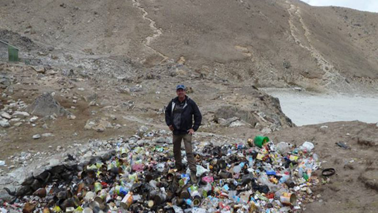 Οι τουρίστες γεμίζουν το Έβερεστ σκουπίδια