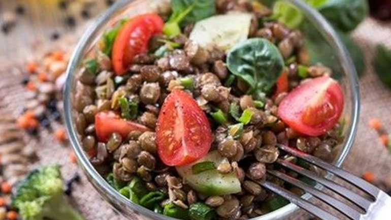 Σαλάτα με φακές και ντοματίνια