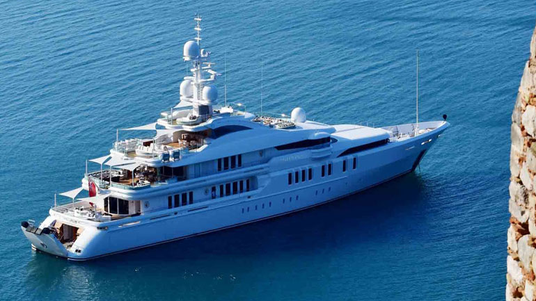 Η θαλαμηγός του Τούρκου δισεκατομμυριούχου Φερίτ Σαχένκ στο Ναύπλιο