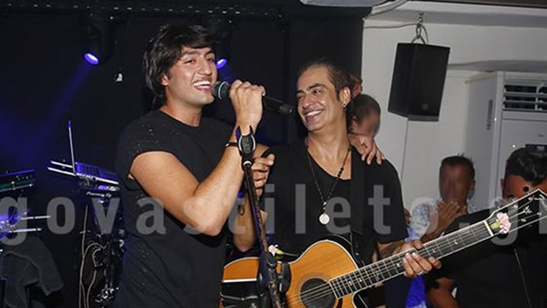 Διονύσης Σχοινάς: Ξεσήκωσε το κοινό της Μυκόνου τραγουδώντας με τον γιο του!