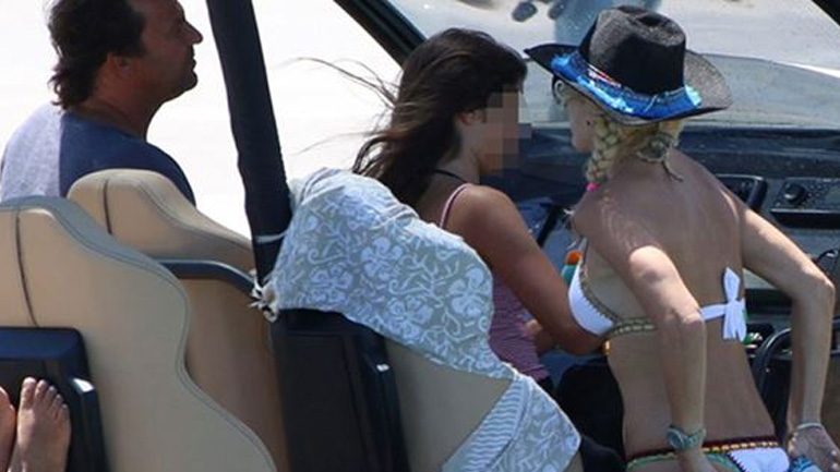 Ελένη Μενεγάκη: Αρετουσάριστες φωτογραφίες με μαγιό από τις διακοπές της!