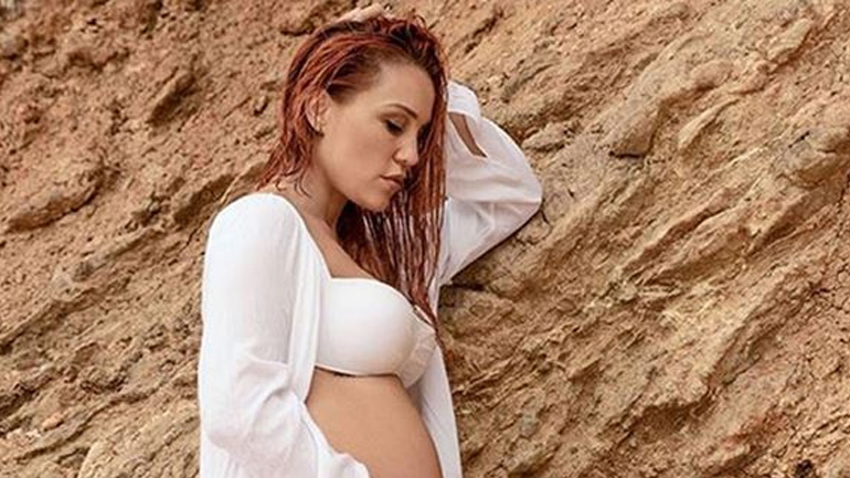 Η Πηνελόπη Αναστασοπούλου ποζάρει με λευκό μπικίνι στον 6ο μήνα της εγκυμοσύνης της