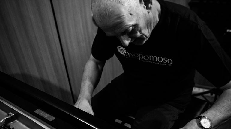 Ο Alex Maguire live στο café του Νομισματικού Μουσείου