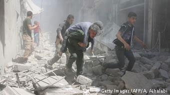 Άνθρωποι μέσα σε χαλάσματα στο Χαλέπι