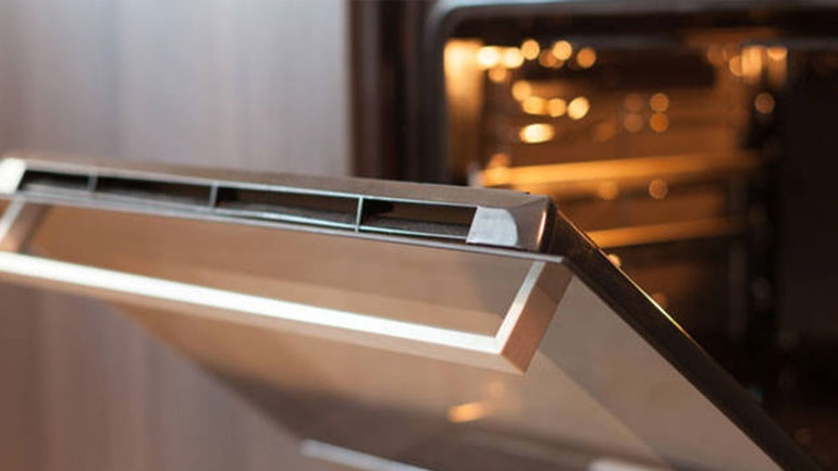 Το φρούτο που διώχνει όλες τις άσχημες μυρωδιές από τον φούρνο