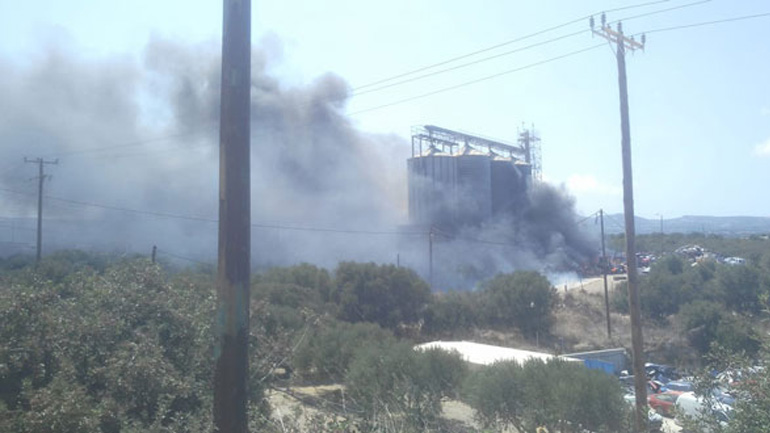 Φωτιά σε εργοστάσιο στην Κρήτη