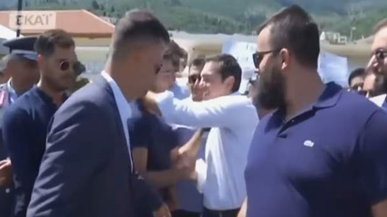 Ο διάλογος του Τσίπρα με φίλαθλο της ΑΕΚ στην Ιθάκη – «Θα παίξεις Champions League;»