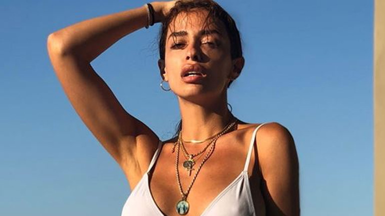 Η Ελένη Φουρέιρα αποχαιρετά την Κρήτη ποζάροντας topless!