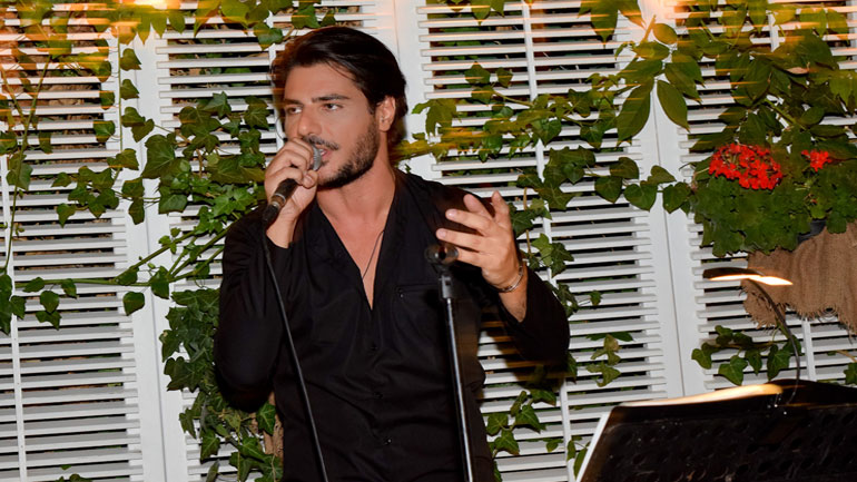 «Φεγγάρι μάγια μου’ κανες» με το Χρήστο Κωνσταντόπουλο  στον Κήπο του Royal