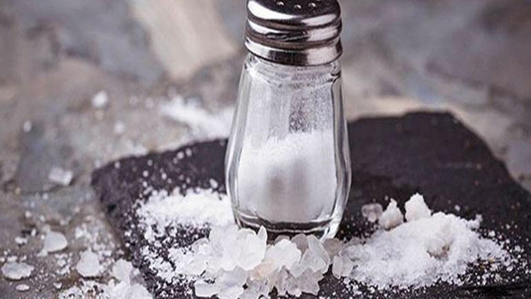 Τα τρία σημάδια που προειδοποιούν ότι τρώτε πολύ αλάτι!