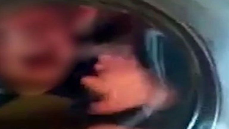 Βίντεο-σοκ: Μπέιμπι σίτερ έκλεισε 2χρονο αγοράκι σε πλυντήριο στην Πολωνία