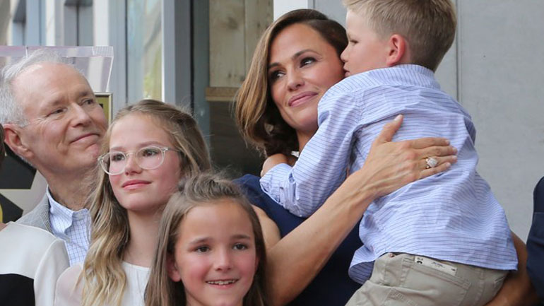 Η Τζένιφερ Γκάρνερ μαζί με τα παιδιά της στη Λεωφόρο της Δόξας