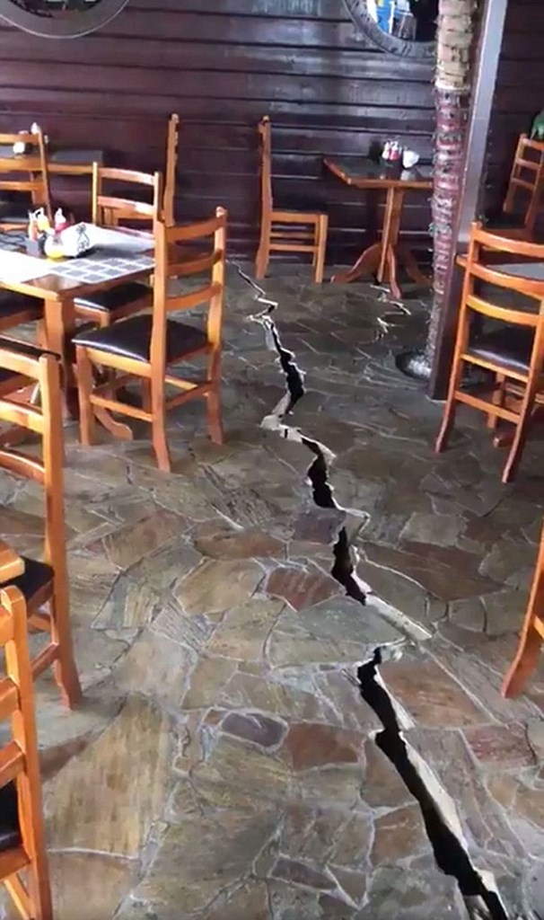 Ο σεισμός χώρισε στη μέση εστιατόριο στο Τρινινταντ