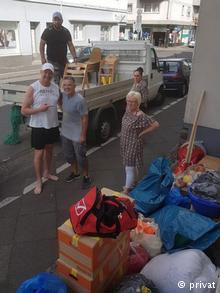 Ο Στέφαν Γκράλερτ (κάτω αριστερά) πήρε την πρωτοβουλία να συγκεντρωθούν είδη πρώτης ανάγκης για τους πυρόπληκτους στην Ελλάδα