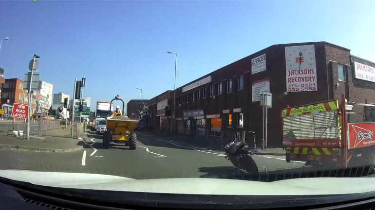 Μετά την τράκα βρέθηκε στην.. καρότσα