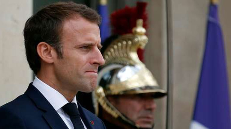 Le Monde: Πολλά τα «καυτά» θέματα που περιμένουν τον Μακρόν