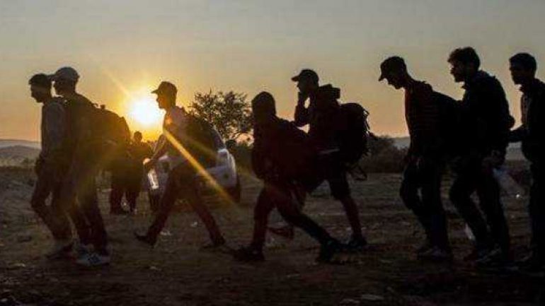 Μετανάστες μπήκαν στην Ισπανία σκαρφαλώνοντας συρματόπλεγμα ύψους 6 μέτρων