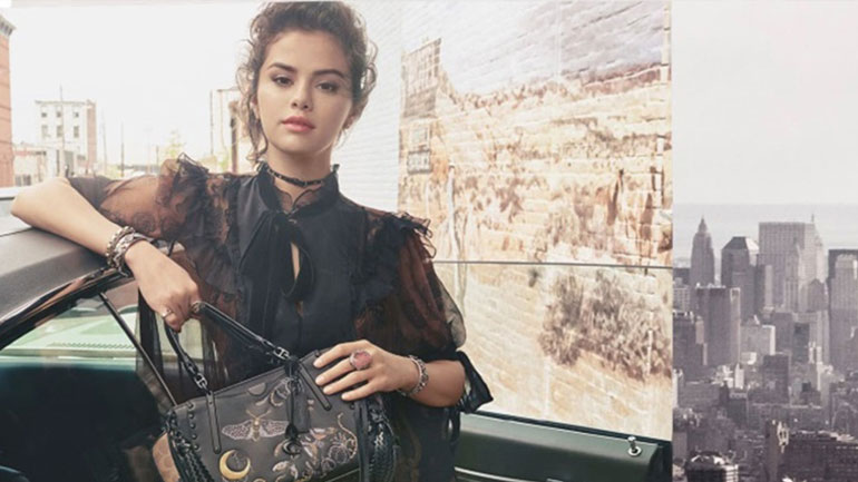 Η Selena Gomez φωτογραφίζεται με τη νέα τσάντα της Coach και κλέβει τις εντυπώσεις!