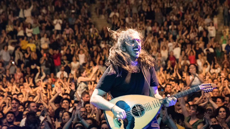 Ο Γιάννης Χαρούλης στο Θέατρο Βράχων