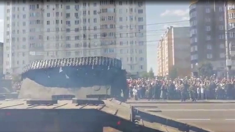 Ρωσία: Τεθωρακισμένο ανατρέπεται μετά το τέλος της παρέλασης!