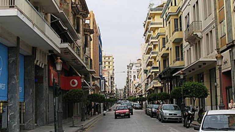 Έμπαινε στα καταστήματα και απειλούσε πως θα πυροβολήσει αν δεν του έδιναν χρήματα