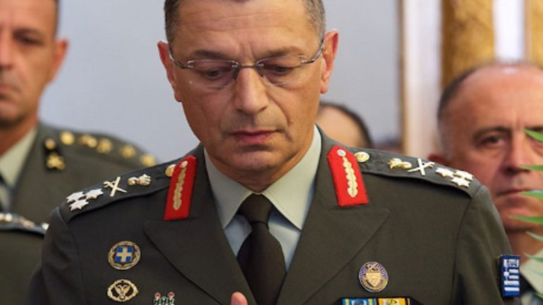 Ο αρχηγός ΓΕΣ βράβευσε 14χρονο για τη βοήθεια που παρείχε σε ηλικιωμένο λουόμενο στη Λέσβο