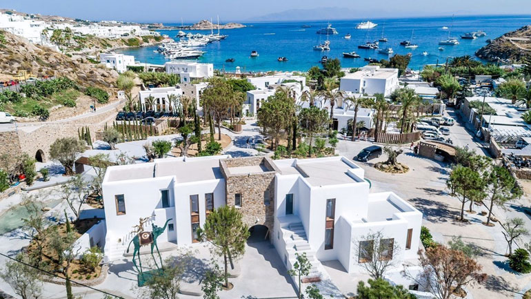 Λουκέτα σε μαγαζί του Nammos Mall και στη «Cinderella» της Μυκόνου