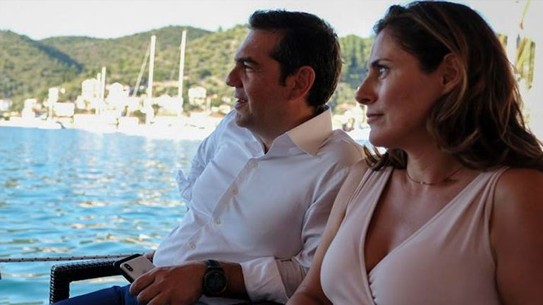 Μπέττυ Μπαζιάνα: Η chic εμφάνιση στο πλευρό του Αλέξη Τσίπρα στην Ιθάκη!