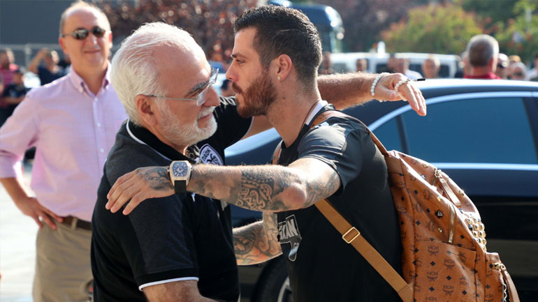 Υποδοχή Ιβάν Σαββίδη στην αποστολή του ΠΑΟΚ