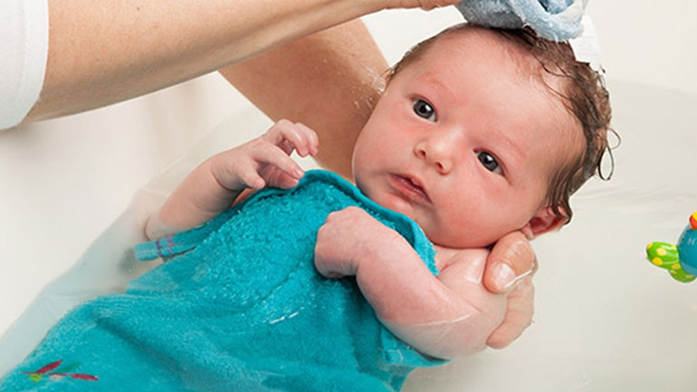 Κάθε πότε πρέπει να κάνουμε μπάνιο ένα νεογέννητο