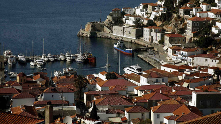 Ύδρα: Συνεχίζεται το μπλακ άουτ – Παρέλυσε το νησί