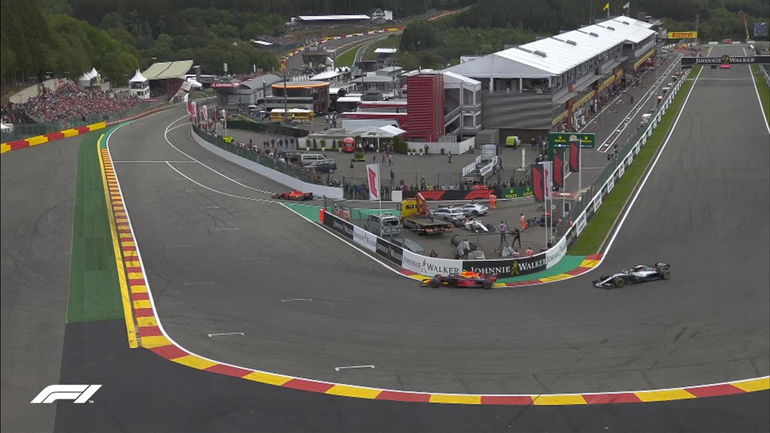 O Vettel μόλις έχει ολοκληρώσει το πιτ στοπ και παρ' όλα αυτά βγαίνει πρώτος...