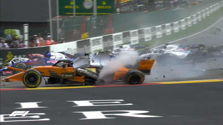 H McLaren του Alonso προσγειώνεται στο έδαφος...