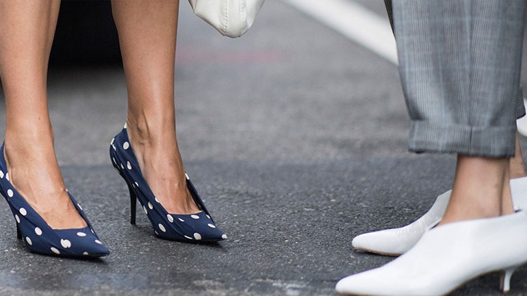 Τρεις τρόποι για να «ανοίξουν» τα παπούτσια που σε στενεύουν!