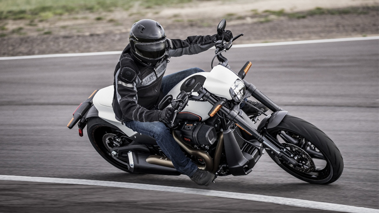 Harley Softail FXDR 114 και ξεχνάς τον συνεπιβάτη
